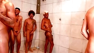 Partida de futebol acaba numa suruba hardly any chuveiro e vestiario.