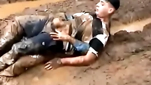 Sexo elated en un bosque de barro solos y perdidos