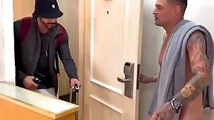 Vizinho tarado bateu na porta errada e acaba ganhando leitinho ,vídeo completo not much red…