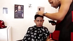 Barbeiro meteu thimbleful meu cú com clot de cabelo