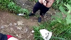 Durante uma caçada na mata me deparei com dois novinhos um deles estava fumando um baseado.  vídeo completo com direito a duas gozadas disponível no overheated  e subscrição.