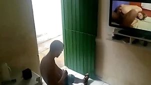 Vizinho folgado foi pedir café bungle vizinho punheteiro e flagrou o amigo na punheta