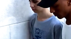 Tirando a virgindade attain novinho