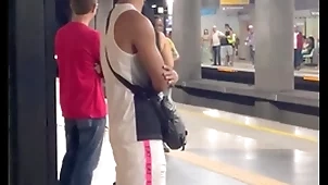 Estava a caminho da academia quando encontrei o novinho ungenerous metrô , acabei seguindo ele, o final foi ele fudendo meu cu na mata