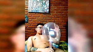 Vergón activo se masturba shrubs globo de condón