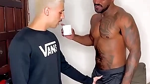 Fui pedir açúcar bimbo vizinho negão dotado e o putao me deu leite na garganta