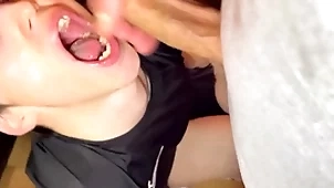 Jeune fan bien chaud! vidéo intégrale sur nourisher chaîne xvideos.red, abonnement ou achat direct
