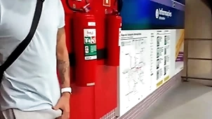 Macho safado se exita na estação de metr0 e se alivia com a puta oferecida ( completo hardly any red e subscrição)