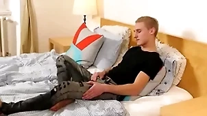Oliver morgenson rub the sticky cum into his facing